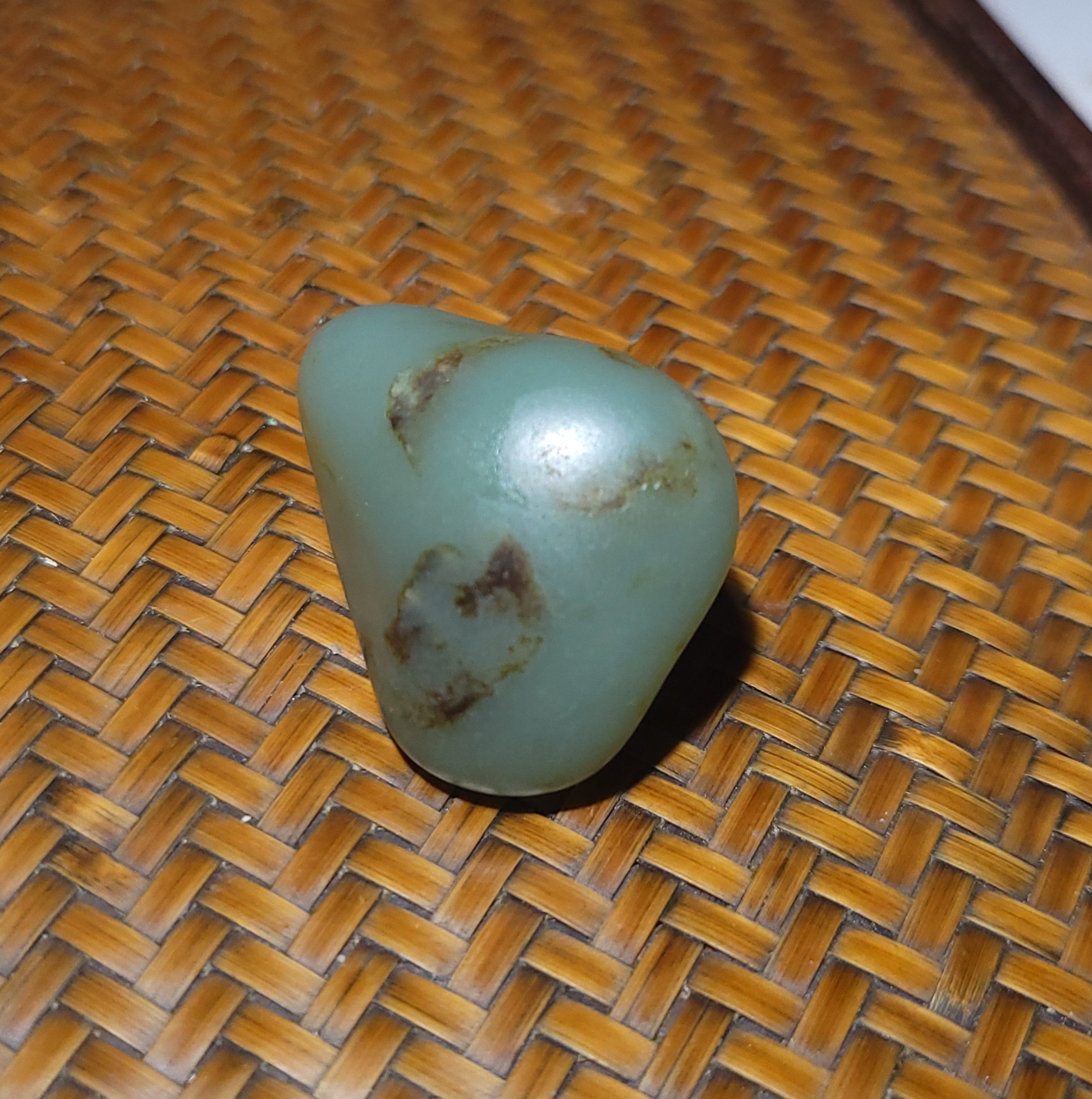 新疆的猫YQ072308 21.0克，油润挂黑皮的蓝调青玉籽料挂坠