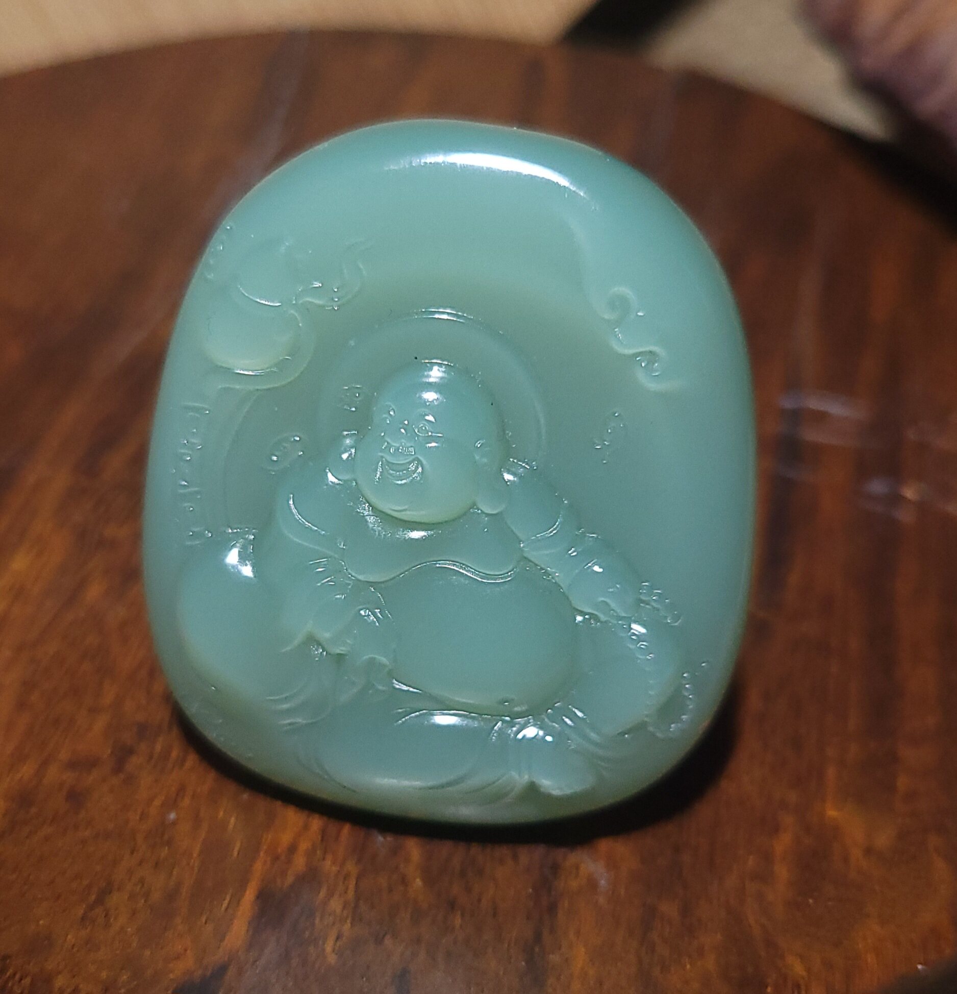 YQ031504  33.5克和田玉玻璃底粉青荧光碧玉佛牌挂件   新疆的猫