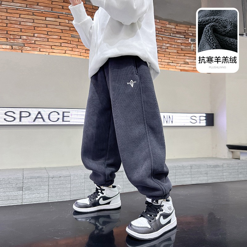一条过冬男童冬装灯芯绒运动卫裤2025新款儿童冬季加厚羊羔绒裤子