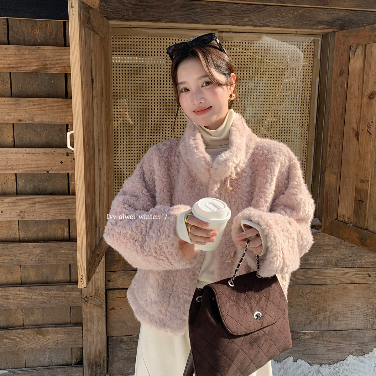 艾薇-韩系简约立领牛角扣仿皮毛一体短外套