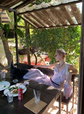 LONSLAN 2024春新款法式高级感V领吊带连衣裙