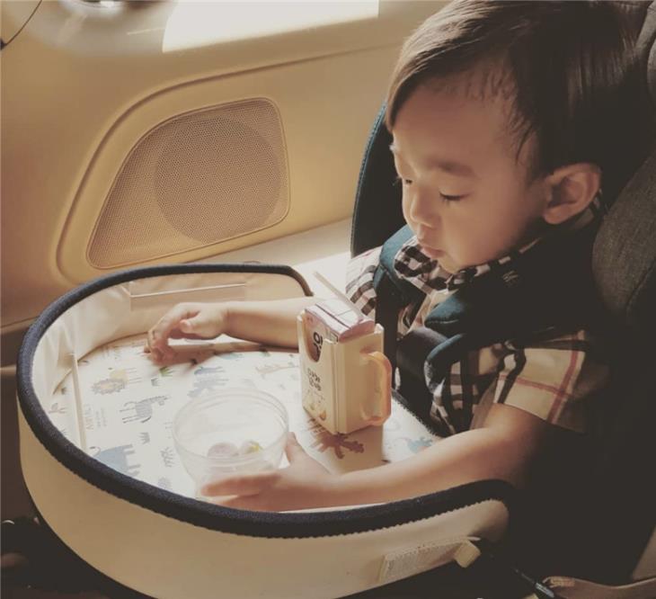 韩国ins汽车婴儿安全座椅托盘儿童防水推车餐盘小桌板收纳桌