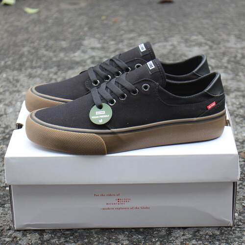 GLOBE牛筋底黑色低帮帆布滑板鞋