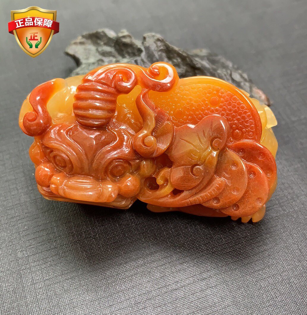 新品天然黄龙玉霸王貔貅手把件吊坠项链手工雕刻鸡血红老料