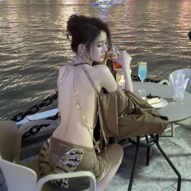 海边欧美性感辣妹风大露背链条装饰蝴蝶刺绣蝙蝠袖包臀短裙连衣裙