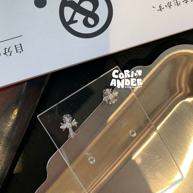 Coriander香菜 ·平替小罗· 博主同款不对称镶钻十字架钛钢耳钉