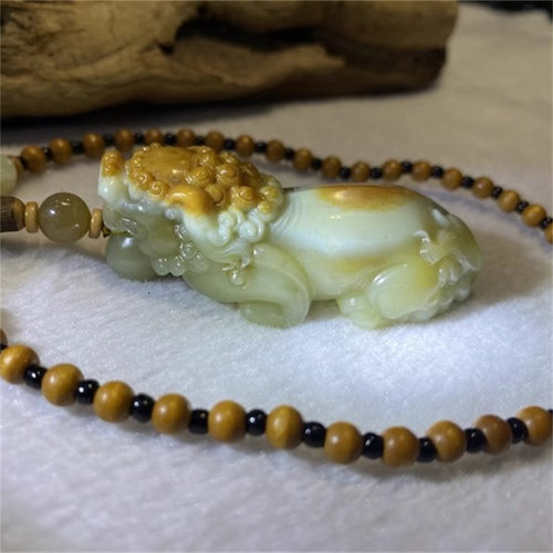 和田玉黄白河磨玉狮子手把件