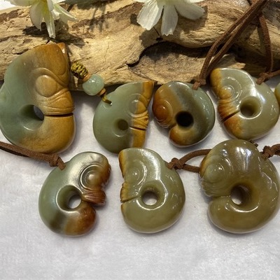 红山玉猪龙和田玉吊坠黄白河磨玉