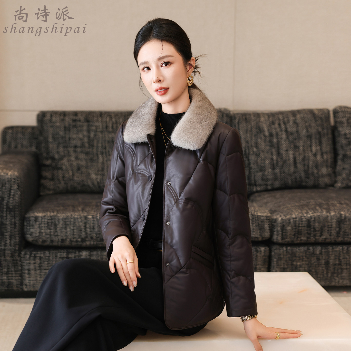 真皮羽绒服女短款2026新款小个子妈妈海宁绵羊皮休闲外套毛领可拆
