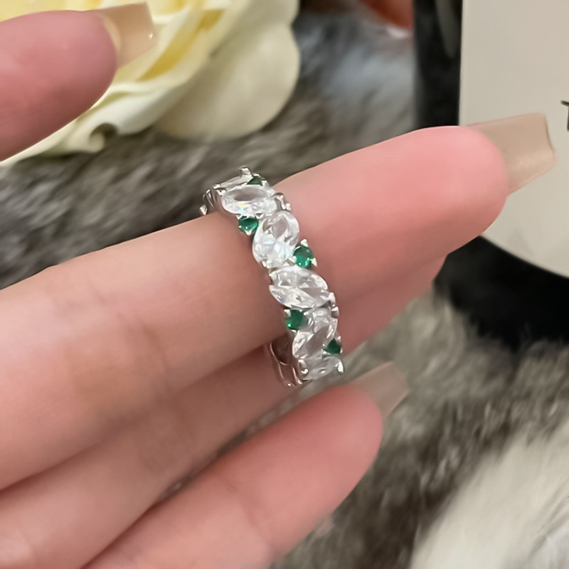 辉之翼珠宝椭圆形排钻戒指人造绿尖晶钻石纯银高碳钻蛋形绿钻星光