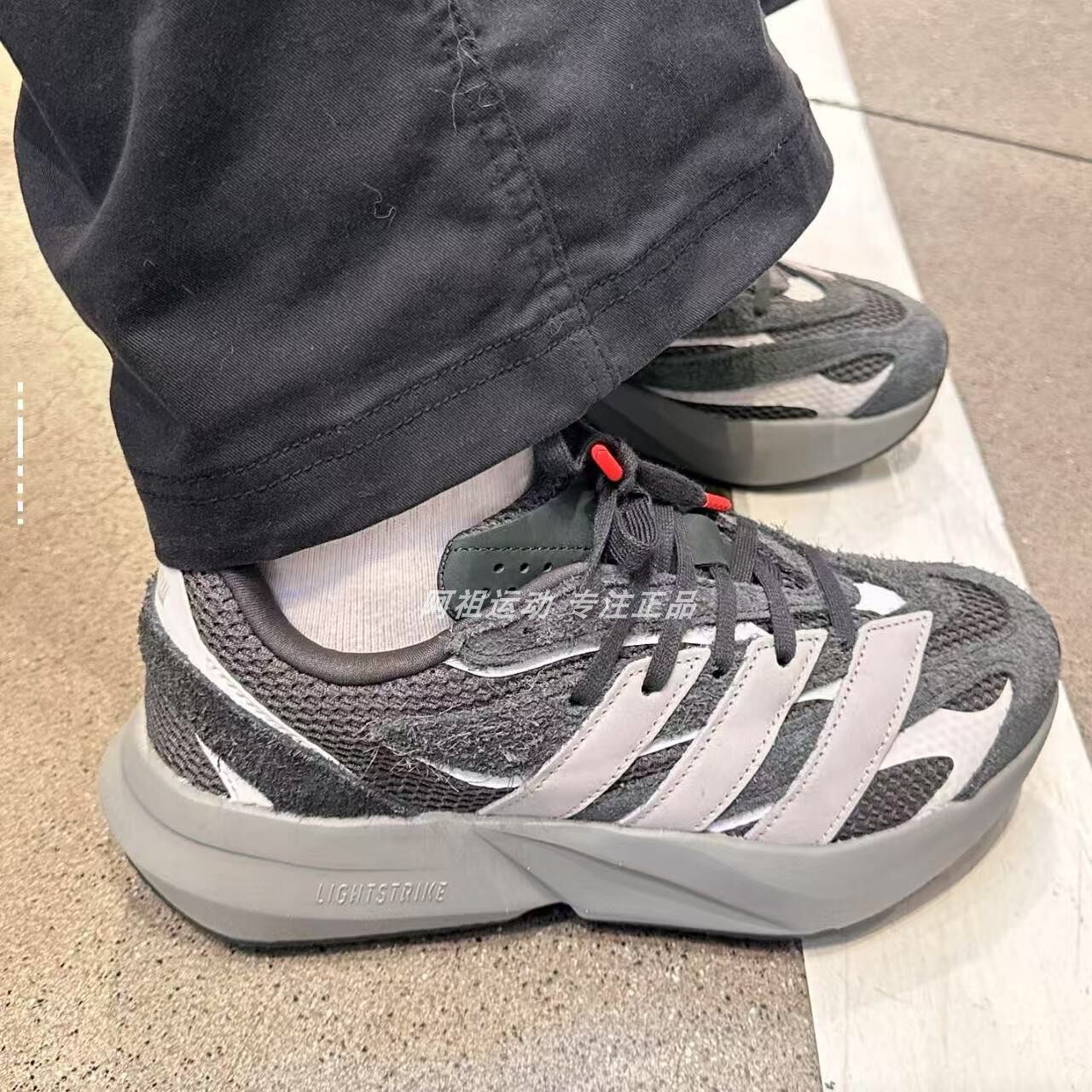 ADIDAS阿迪达斯正品LIGHTBLAZE舒适运动低帮休闲鞋 JQ9972