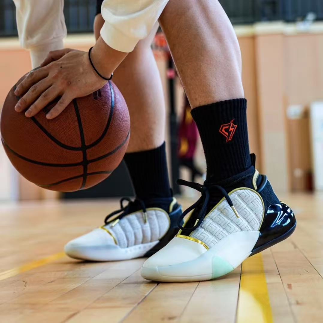 阿迪达斯男子篮球鞋IH7516