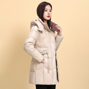冬季带帽女士羽绒服修身保暖上衣冬装白鸭绒袄子中长款米色外套潮
