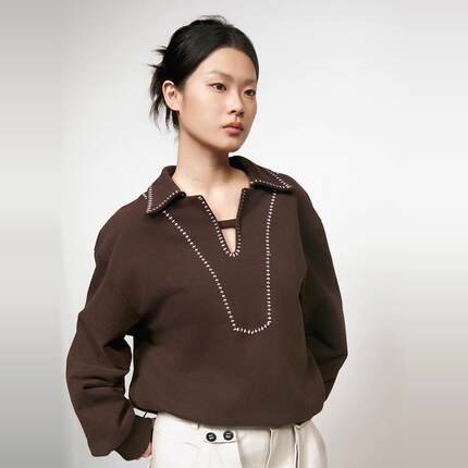 RUSTLE INTERLUDE 巧克力棕POLO领刺绣宽松长袖卫衣