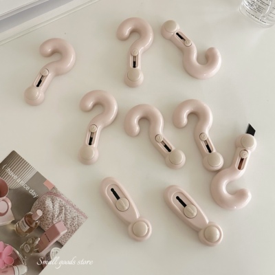 ？？？搞笑创意开箱刀办公室伸缩弹力美工快递小刀磁吸便携小刀