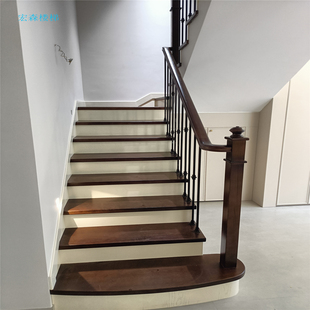 成都别墅楼梯踏步板定制法式风铁艺立柱实木扶手跃层整体实木楼梯