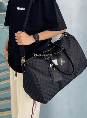 NIKE耐克Air Jordan男女棋盘格老花行李水桶单肩斜挎包FJ6787-011