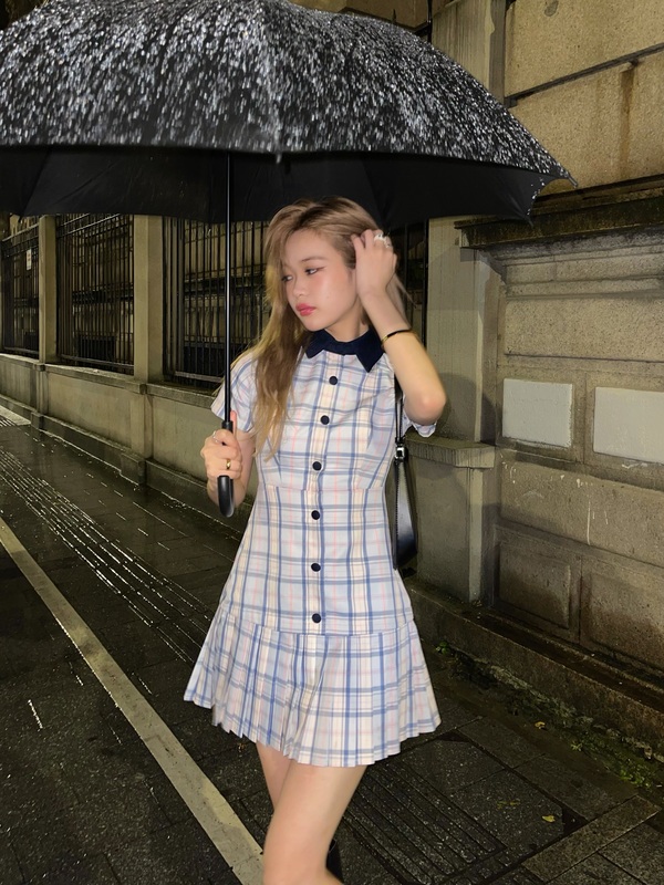 Real video surveillance tear man cut girls retro Plaid waist button shirt Pleated Dress