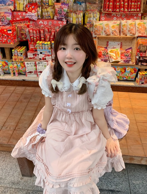 Real shot of sweet girl wearing bud collar lace short sleeve shirt + Auricularia edge Princess suspender skirt