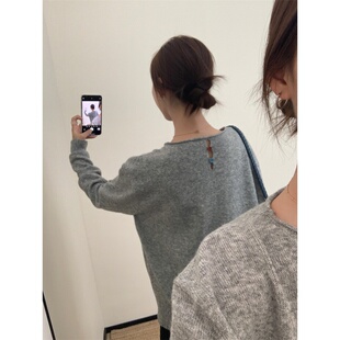 温柔韩系风后背扣子套头圆领毛衣女秋季宽松慵懒风软糯打底针织衫