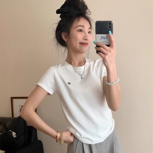 上衣 韩系极简正肩弹力刺绣短袖 T恤女2025夏季 新款 百搭显瘦打底衫