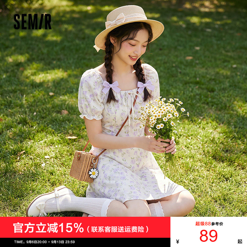 森马方领泡泡袖肌理碎花连衣裙女