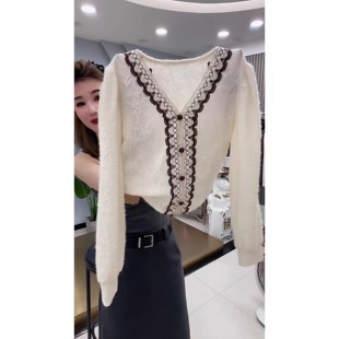 T恤女时尚 V领织花拼色水貂毛蕾丝长袖 百搭打底上衣潮 新款 2026春季