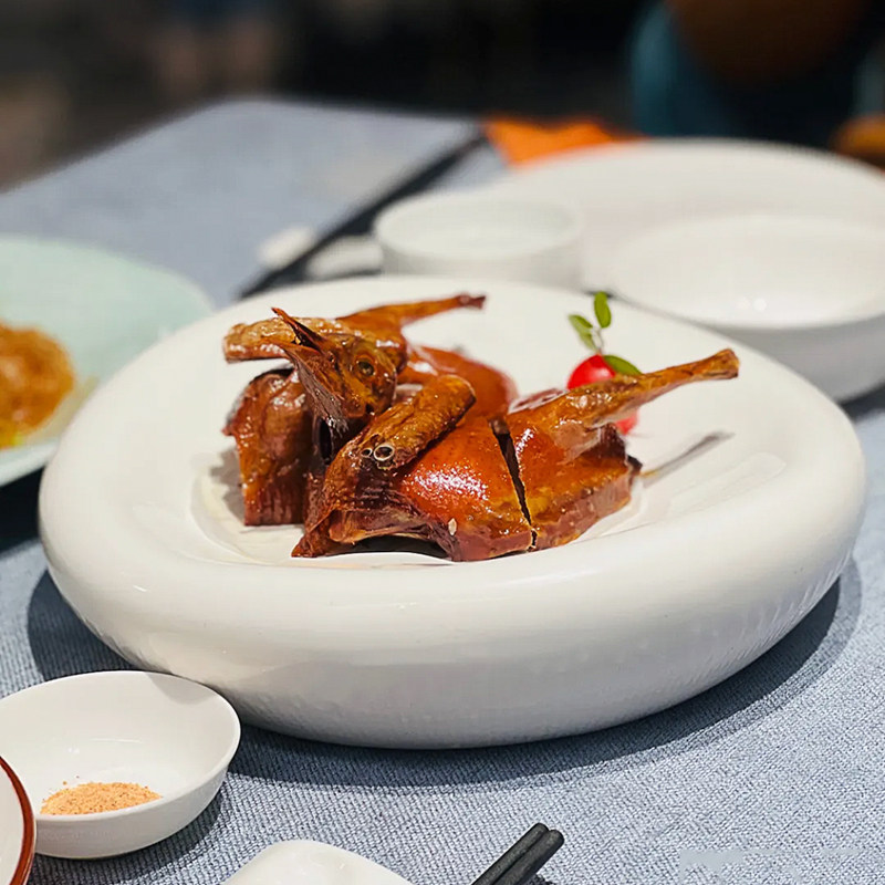 酒店中厨餐具陶瓷盘子异形双层鸽子卤鸟盘子纯白立体特色餐厅浅盘