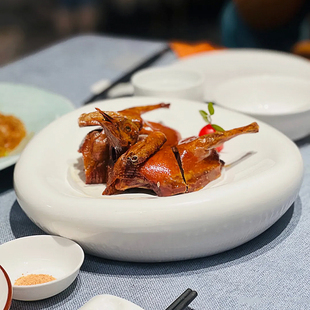 酒店中厨餐具陶瓷盘子异形双层鸽子卤鸟盘子纯白立体特色餐厅浅盘