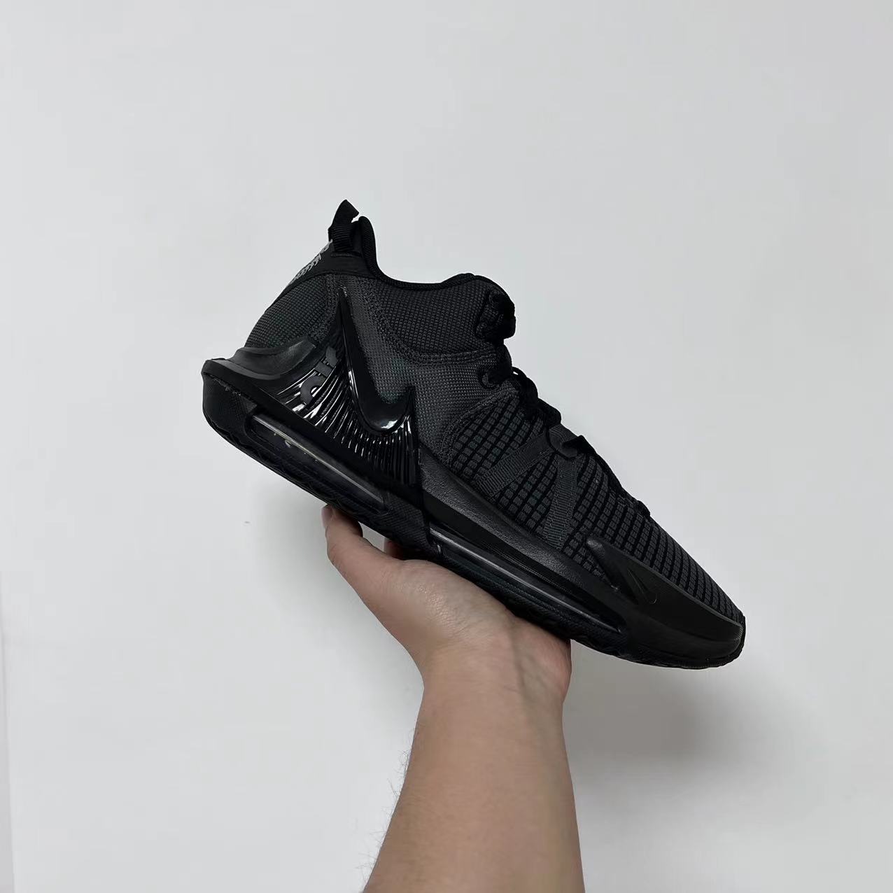 Nike男子缓震低帮詹姆斯