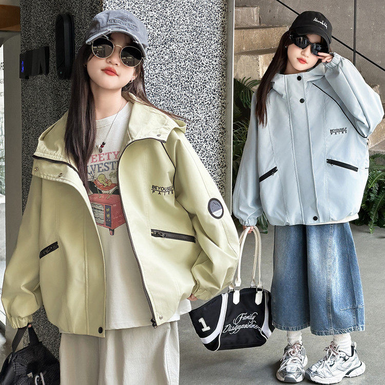 女童休闲外套2026春季新款韩版中大童儿童洋气连帽字母斜口袋风衣