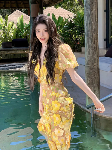 小众设计 橙黄繁花海边沙滩度假立体花朵黄色短袖包臀V领连衣裙女