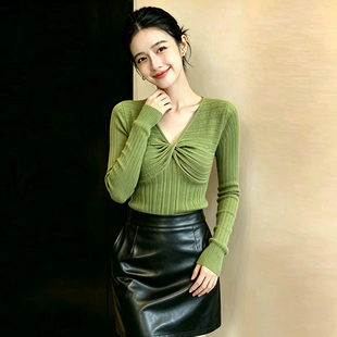 设计感小心机纽结V领修身显瘦针织打底衫女毛衣秋冬新款