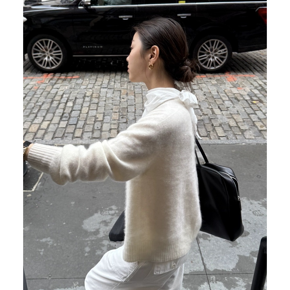 含羊毛纯色圆领针织毛衣