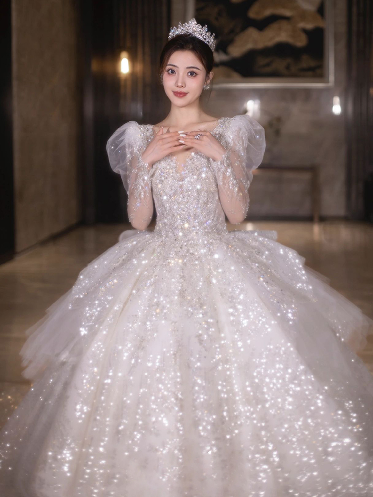 Long -sleeved high -end bride married the main wedding dress 2024 new small people go out to welcome high -level texture heavy work Long -sleeved high -end bride married the main wedding dress 2024 new small people go out to welcome high -level texture heavy work