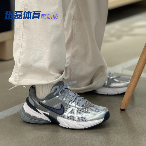 灰银色复古休闲低帮跑步鞋