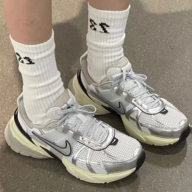 耐克/Nike V2K Run 防滑耐磨 低帮跑步鞋 男款 灰色 HJ4497-100