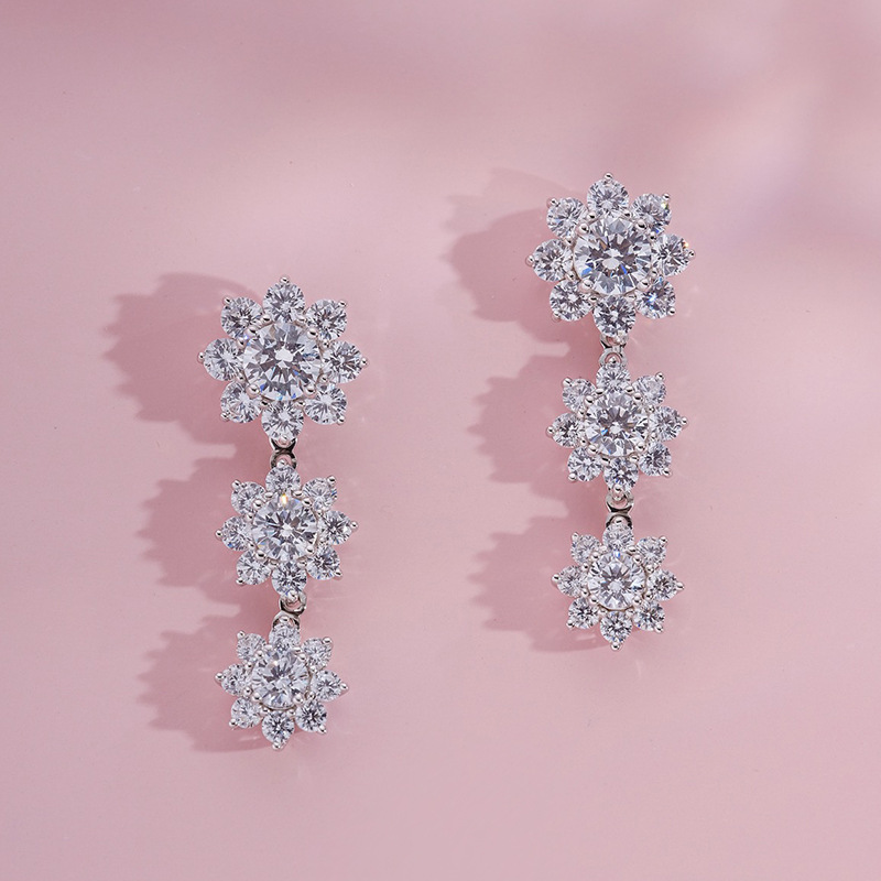 S925纯银耳钉女三蕊花朵高碳钻满钻耳坠女简约百搭5A锆石创意耳环