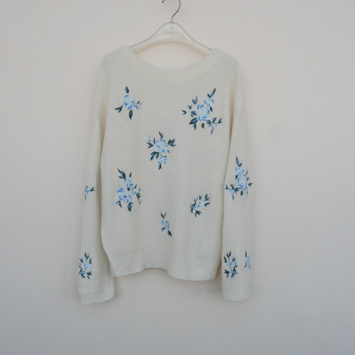 专柜正品超值轻盈圆领绣花毛衣