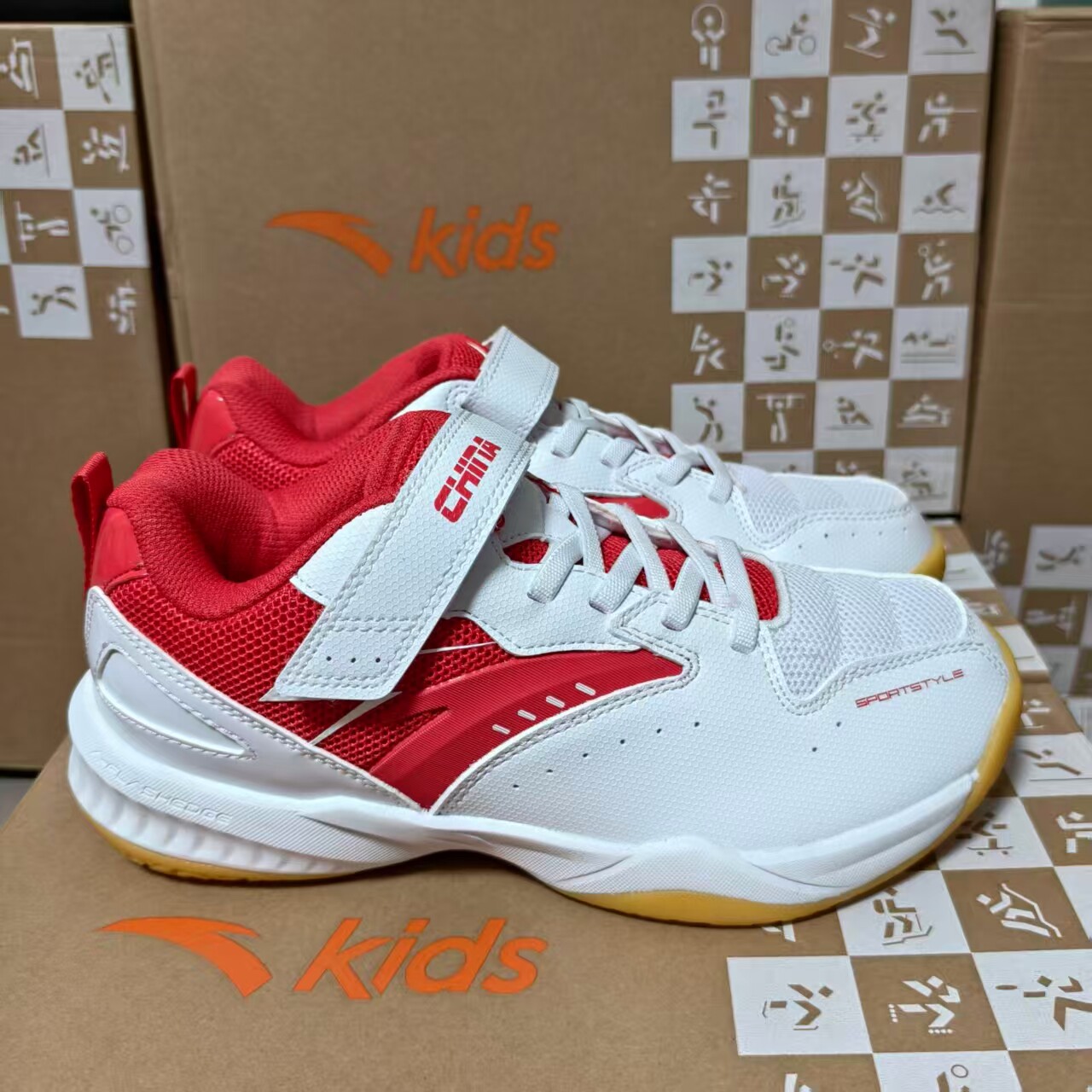 安踏儿童男童春秋季乒乓球羽毛球鞋防滑耐磨魔术贴运动鞋断码处理