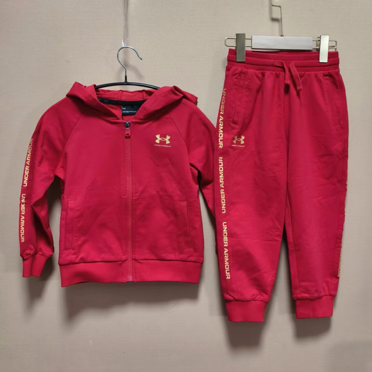 安德玛儿童男女童春季运动套装针织连帽外套卫裤新年款 断码处理