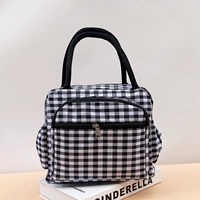 Пять чернокожих и белая маленькая сетка