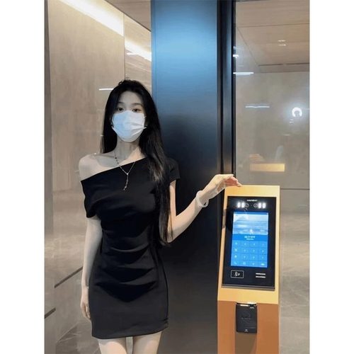 气质辣妹斜肩修身短袖新款连衣裙设计夏季一字短裙显瘦褶皱包臀裙