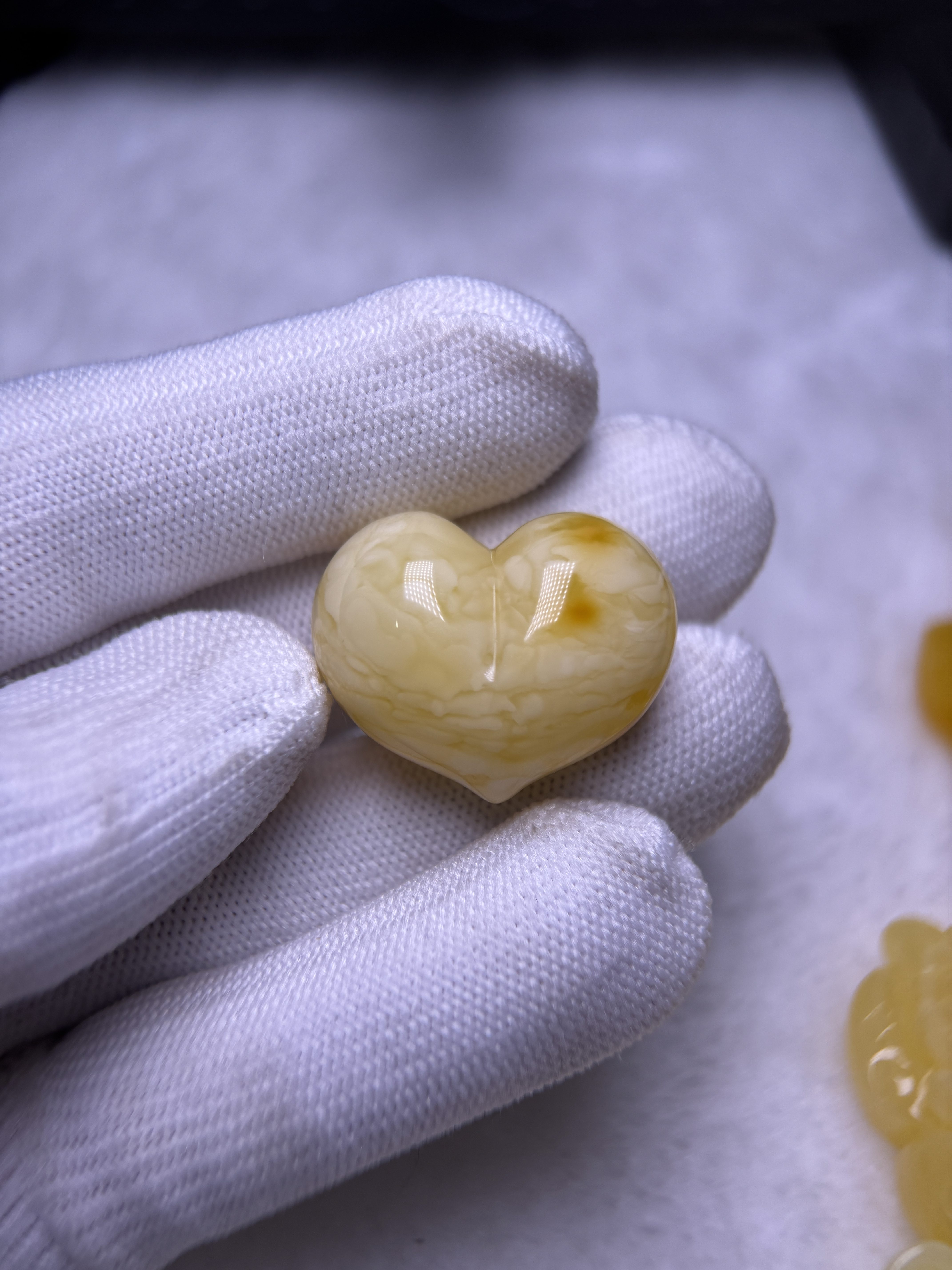 原矿琥珀蜜蜡 白花蜡虎皮纹爱心屁桃 蜡质很好 花纹很漂亮  DIY