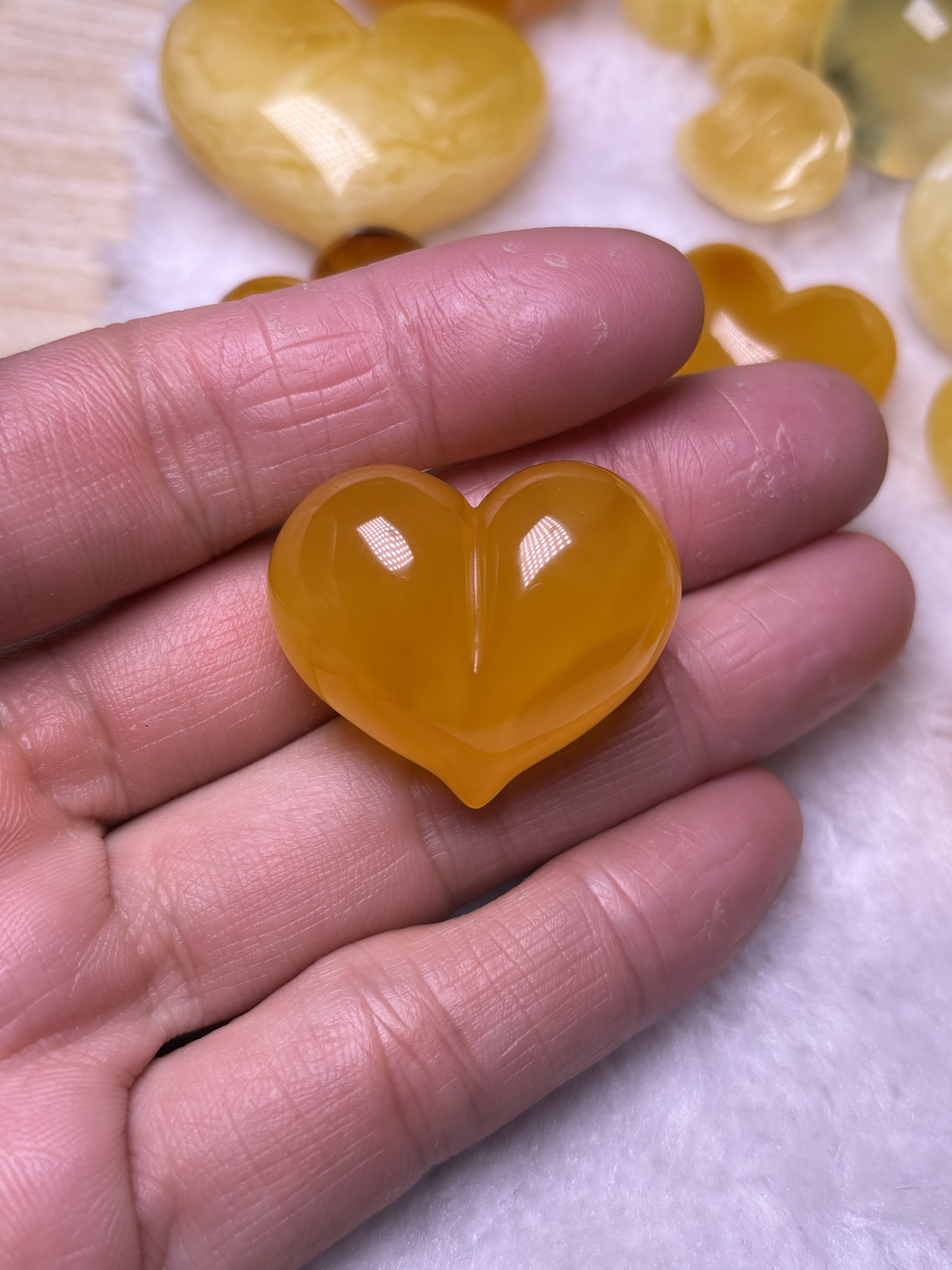 天然琥珀蜜蜡橘红爱心屁桃吊坠 蜡质浓郁 颜色红 毛衣链 镶嵌