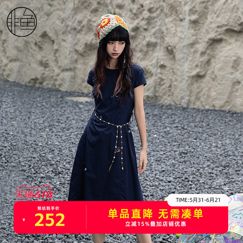 非鱼夏季新款文艺减龄短袖连衣裙绣花女套头短袖中裙百搭裙子