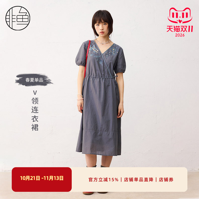 非鱼夏款文艺复古连衣裙收腰显瘦V领过膝绣花气质女裙子