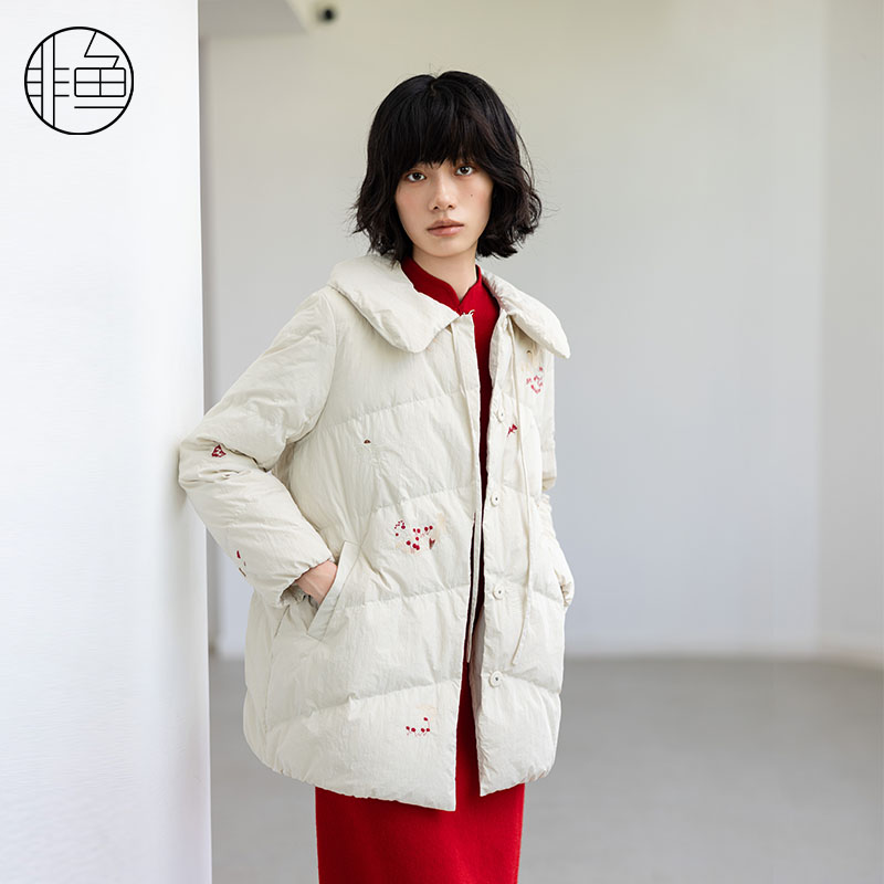 非鱼中长款羽绒服2024冬季新款文艺减龄刺绣羽绒外套小翻领外套