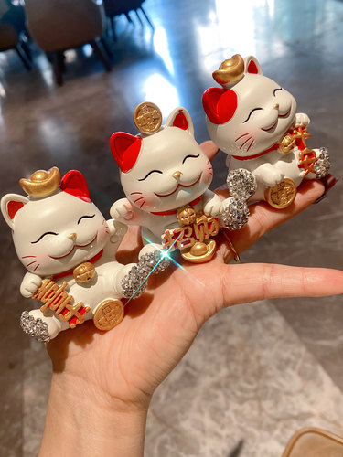 2025新过年红招财猫汽车摆件陶瓷小号可爱创意车内装饰品招财平安