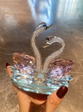 高级感水晶天鹅汽车摆件高颜值轻奢车载中控台装饰品网红精致礼品